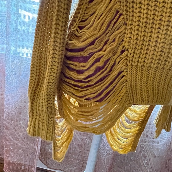 Active USA This stylish oversized sweater has the distressed/freyed look. - Picture 4 of 5